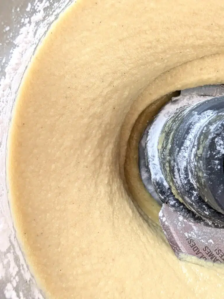 Plan rapproché de la crème de cajou pour les Nanaimo dans un robot culinaire.