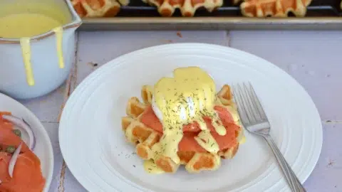Gaufres salées garnies de sauce hollandaise et de saumon fumé.