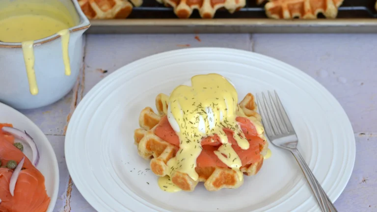 Gaufres salées garnies de sauce hollandaise et de saumon fumé.