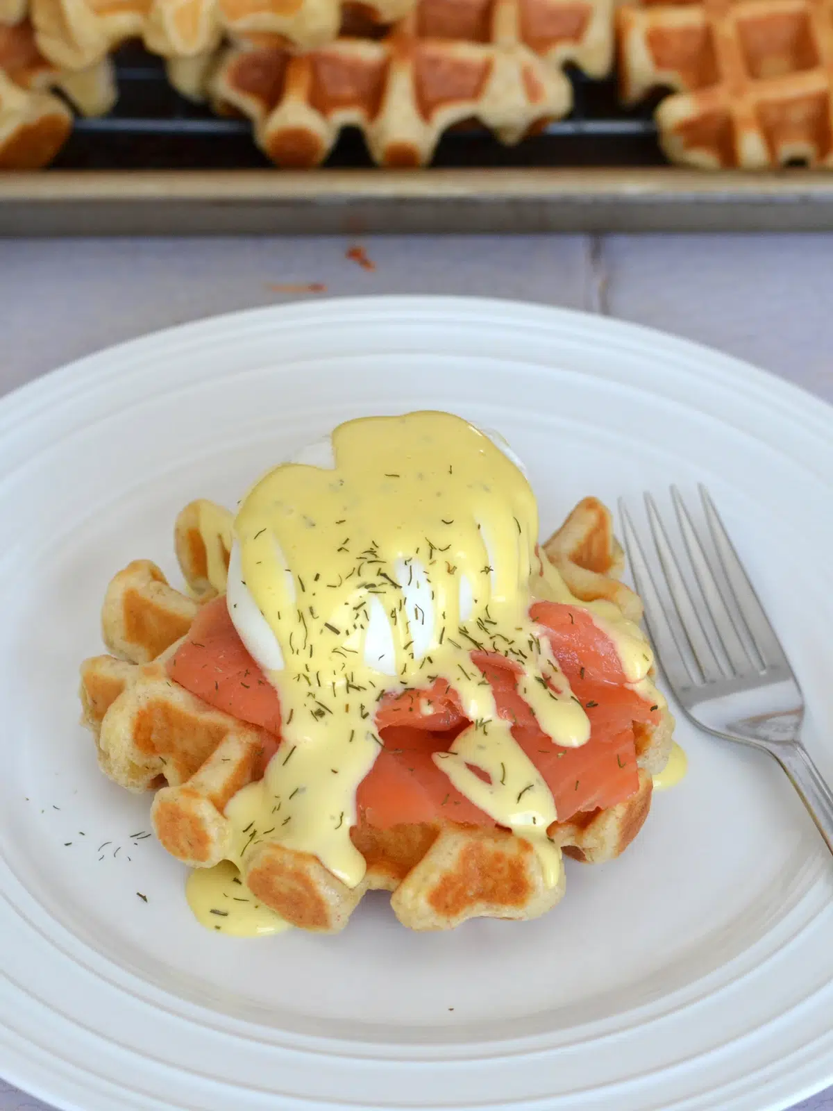 Gaufres salées garnies de sauce hollandaise et de saumon fumé.
