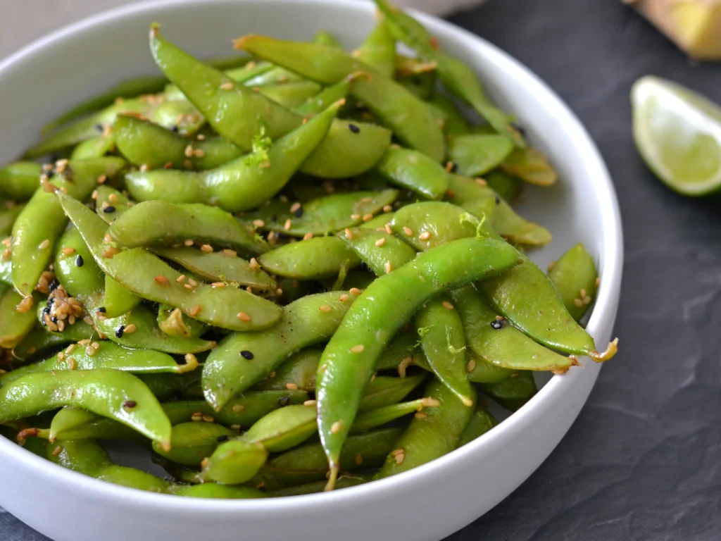 Bols d'edamames en cosse garnie de graines de sesame, lime et gingembre