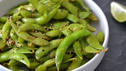 Bols d'edamames en cosse garnie de graines de sesame, lime et gingembre