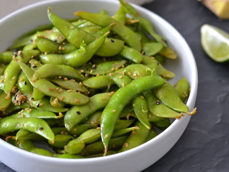 Bols d'edamames en cosse garnie de graines de sesame, lime et gingembre