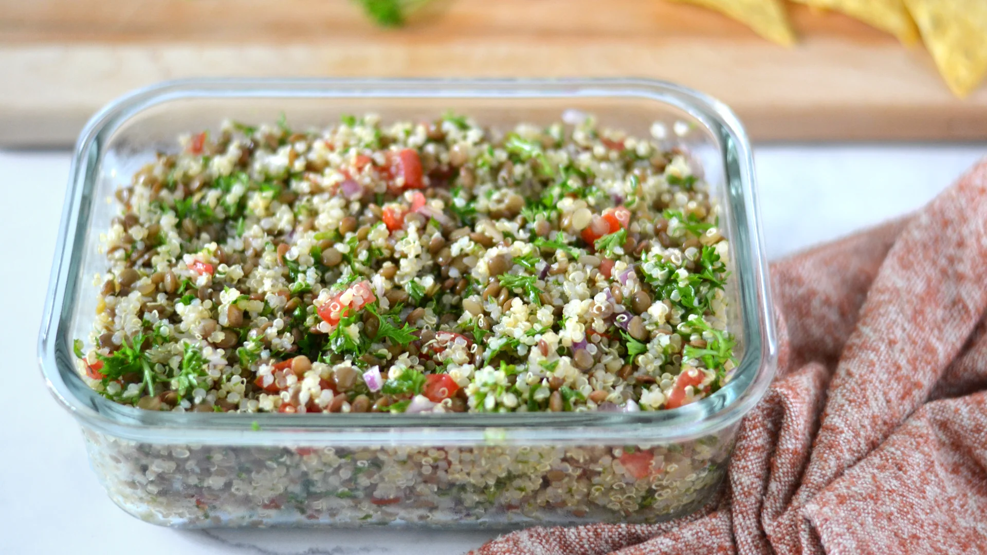 Salade de quinoa et lentille dans un plat à lunch transparent