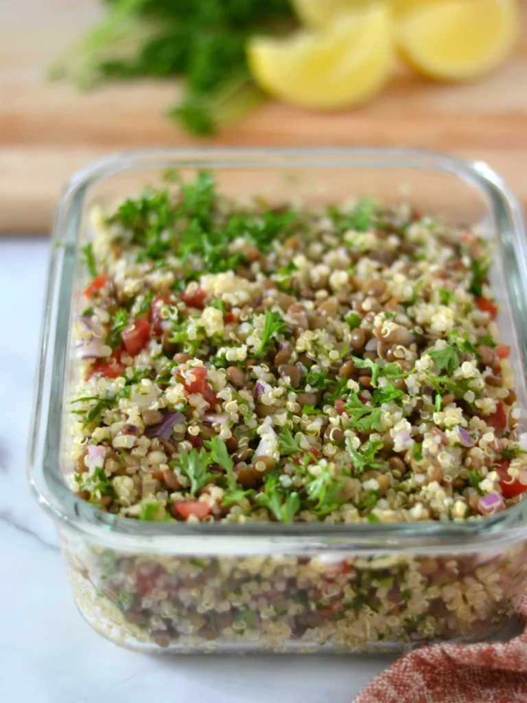Salade de quinoa et lentille dans un plat à lunch transparent