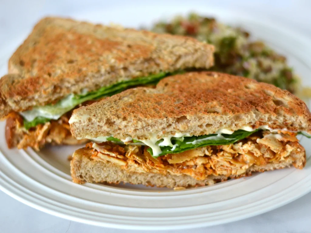 Sandwich au tofu shish taouk style shawarma dans une assiette blanche