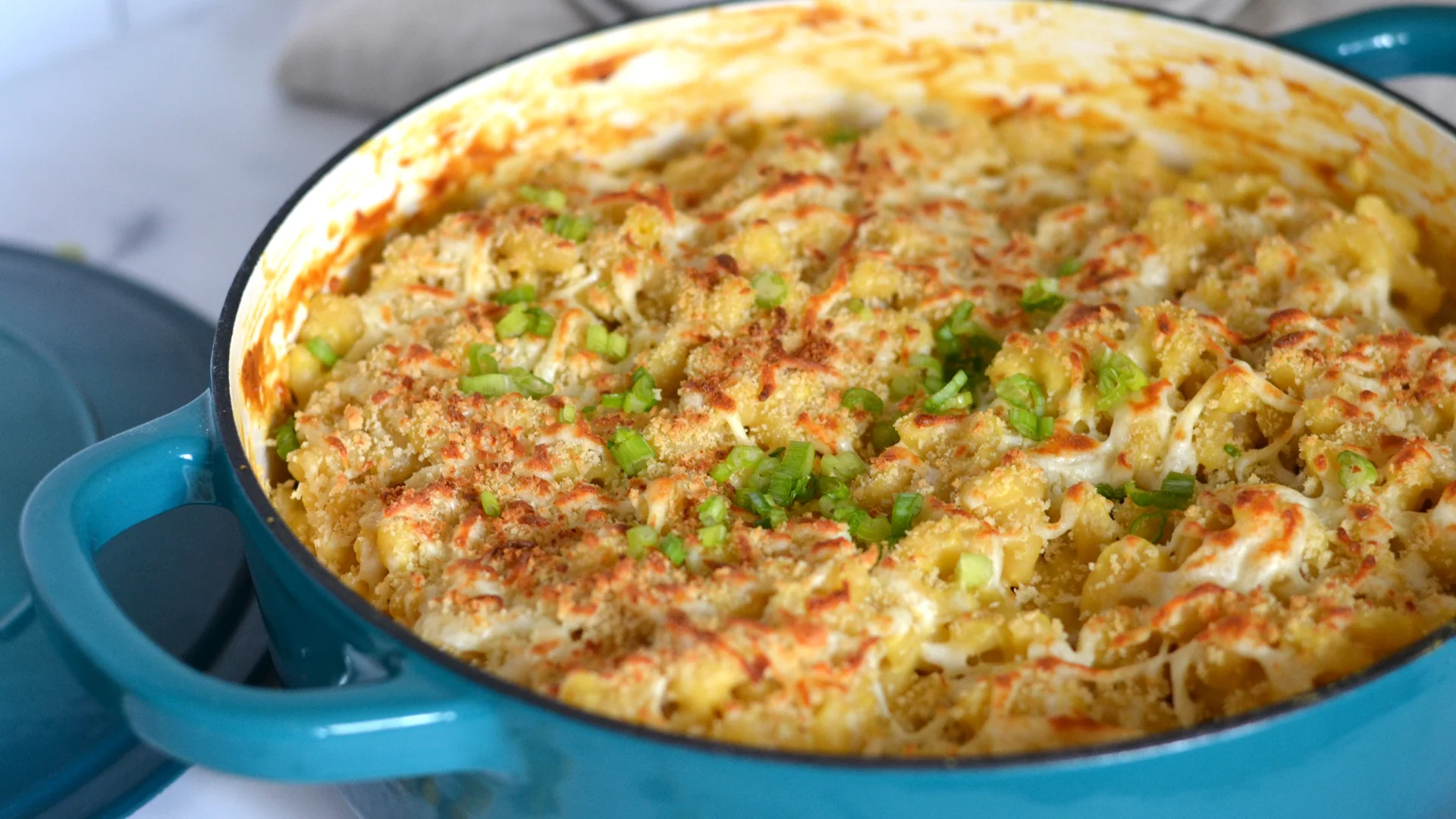 Chaudron bleu rempli de macaroni au fromage à la courge